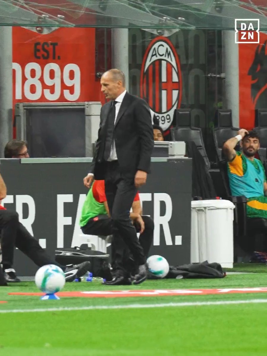 La partita di #Allegri, vista dal bordo campo. Il mister voleva anche fare due cambi, ma la domanda è netta e sconfortante: “Chi metto”? 😒