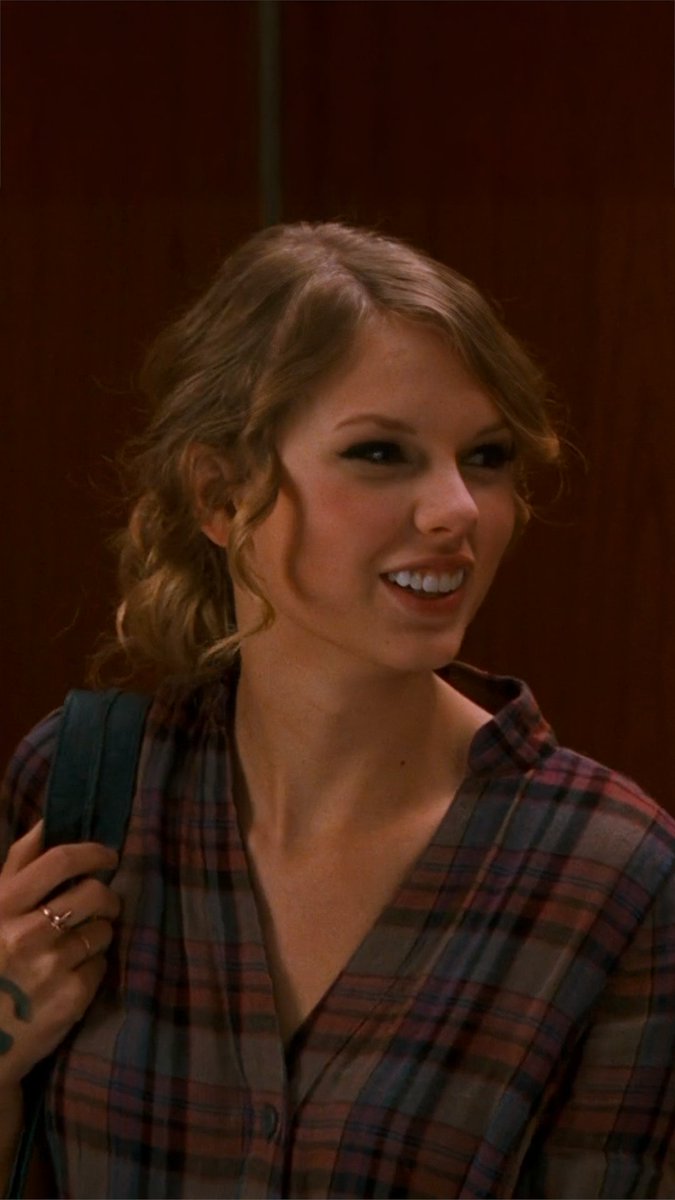 Taylor’s always been about grand gestures. 🧸💍 Film: VALENTINE’S DAY (2010)