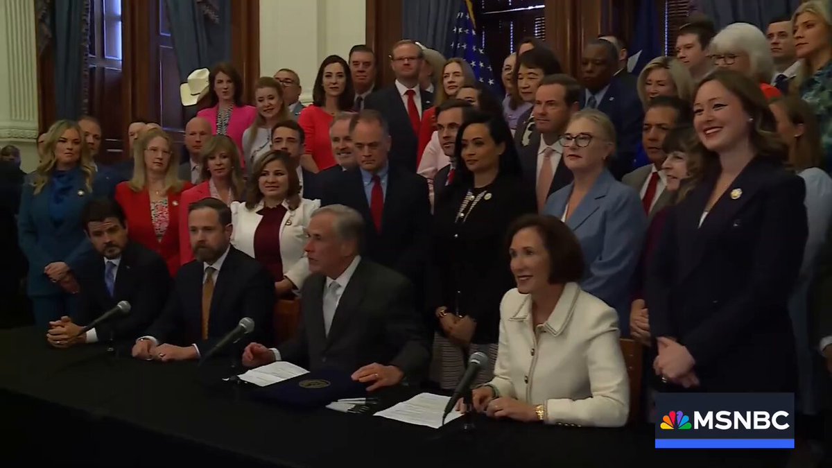 重磅：今天美国🇺🇸德州州长Greg Abbott 签署了三项主要法案，以对抗中国等外国对手： ✅禁止对手购买德克萨斯州土地 ✅将跨国镇压定为刑事犯罪 ✅禁止与外国对手签订姐妹城市协议