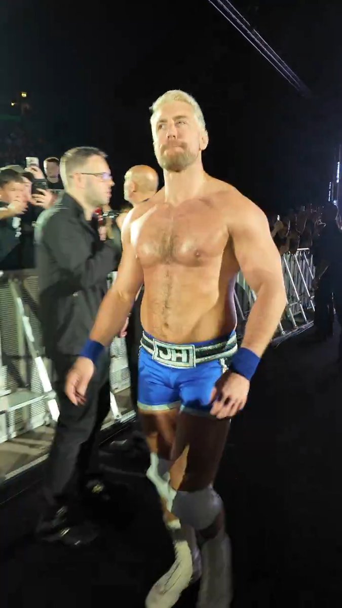 .Joe Hendry appears at #WWEManchester!!! 🇬🇧 🤩 👏