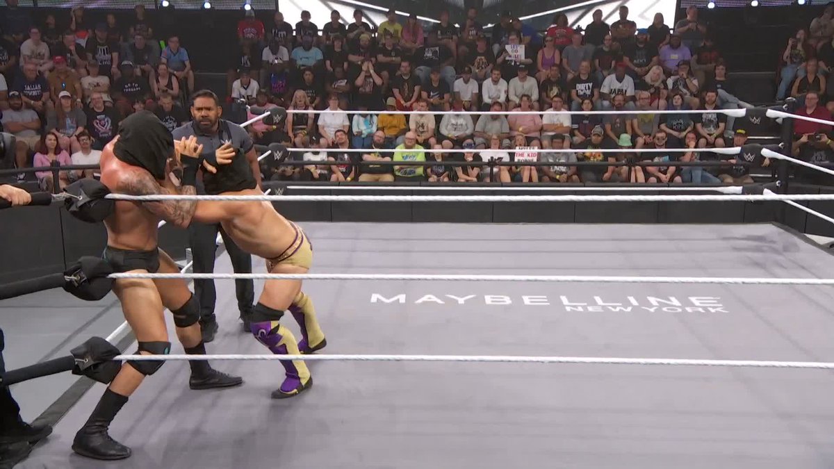 This Blindfold Match is already off the rails 😂