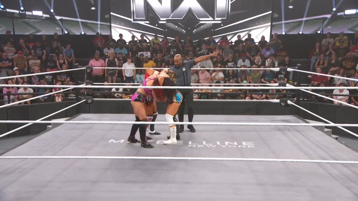 What a main event! 🙌 This match is going CRAZY!! 😮‍💨