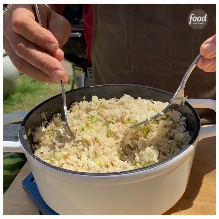 To cook a perfect pot of rice, you've gotta get the ratio of water to rice just right 👌 Stream on HBO Max for more of #SymonDinners: