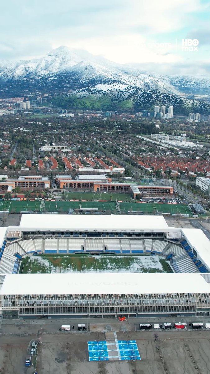 La U Católica de Chile inauguró su nuevo estadio, al pie de la cordillera de Los Andes. Así se ve el estadio cuando cae nieve en las montañas. Qué lindo, señores😍