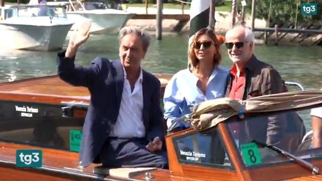 L'anteprima dell'ultimo film di Paolo Sorrentino "La grazia" apre tra gli applausi l'ottantaduesima Mostra del cinema di Venezia. È la storia di un presidente della Repubblica, che ricorda Mattarella, alle prese con difficili scelte etiche e politiche