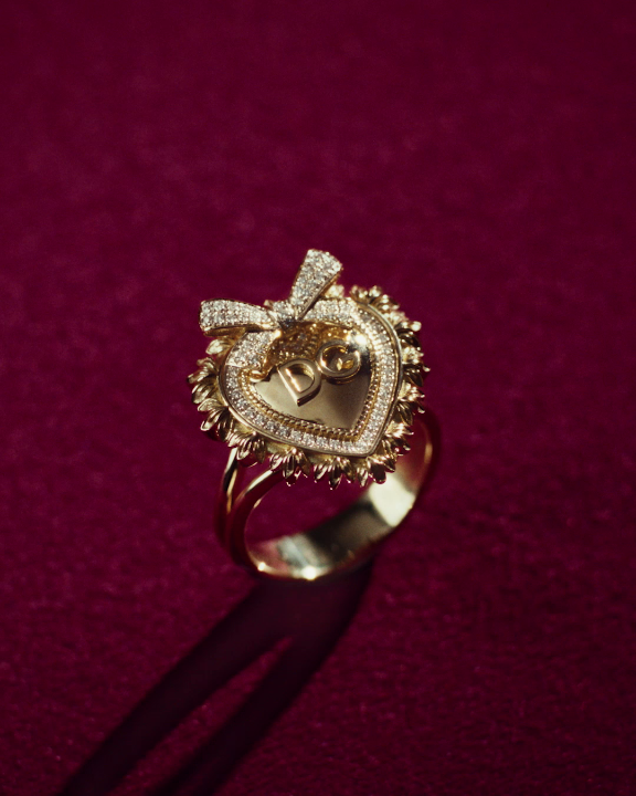 Forged with the cire perdue technique, the #DolceGabbana Sacred Heart from the Devotion Fine Jewelry Collection, comes to life with a wealth of minute and refined details, born from an artisanal process that highlights the tridimensionality and depth of the decorations. The silhouette, enveloped in flaming rays and delicate carvings, framed by romantic bows is a perfect tribute to the ex-voto, for centuries considered a symbol of gratitude and devotion. Discover more at #DGFattoAMano #MadeInItaly