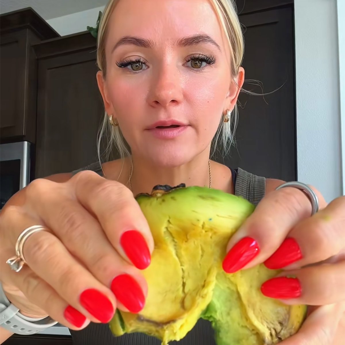 🥑Compró un aguacate y parecía de goma Una joven compara un aguacate orgánico con uno barato, que parece de goma y no sabe a fruta, alertando sobre los alimentos modificados genéticamente y su pérdida de sabor natural. 🎥 Más videos en 👉