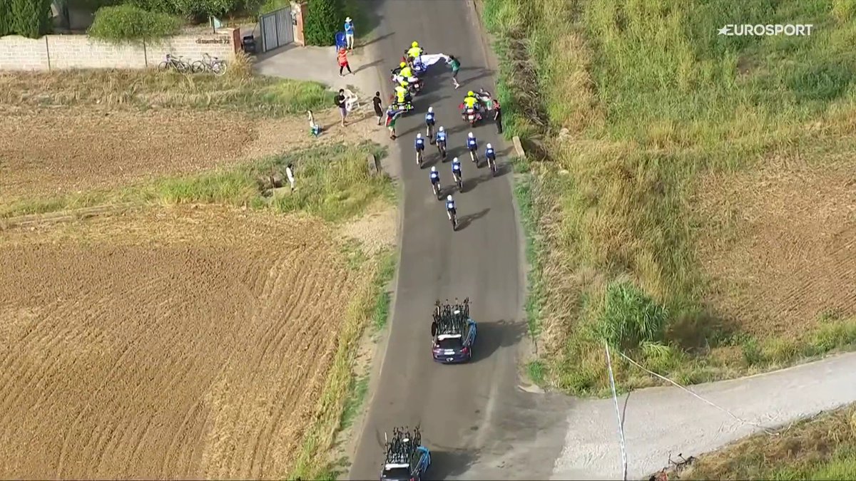🚴🇪🇸 | Oei! De ploeg van Israel-Premier Tech wordt vertraagd door een protest met Palestijnse vlaggen. ⏱️ #LaVuelta25 📺 Stream koers op HBO Max