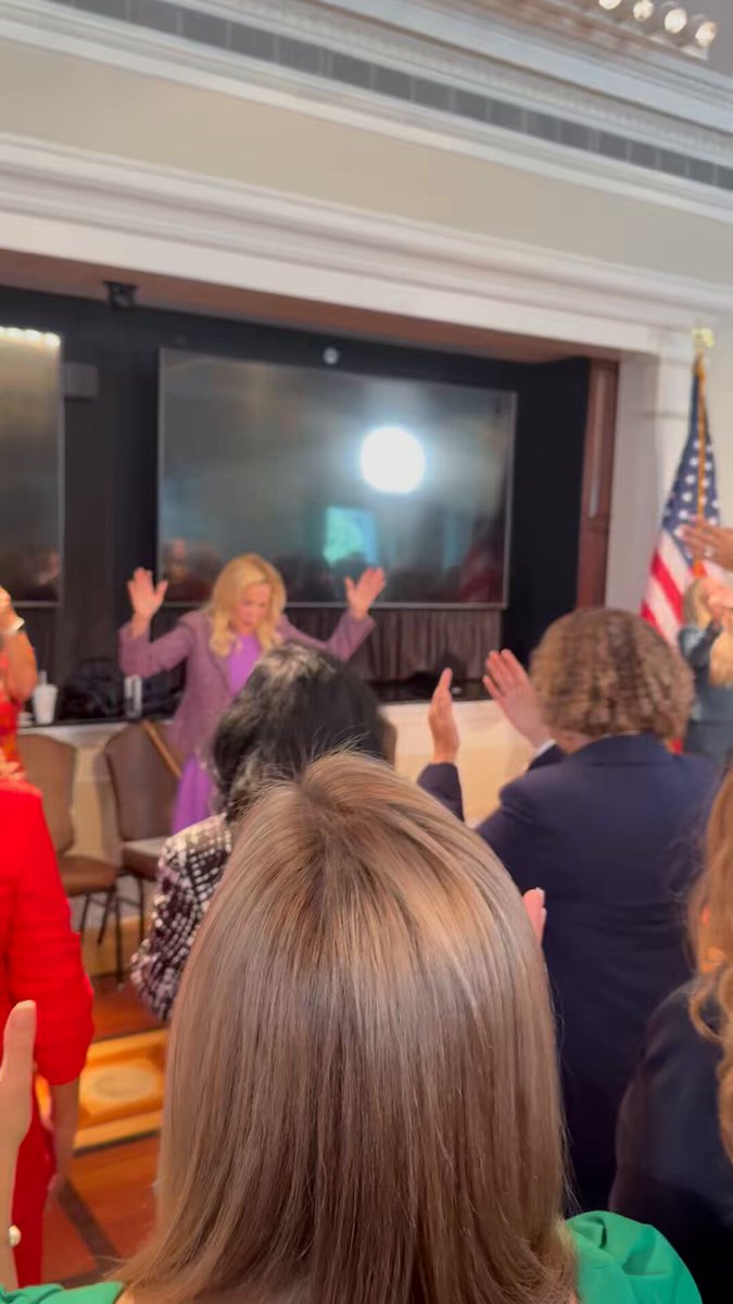 Praise and worship with women of faith at the White House 🙏🏻🤍