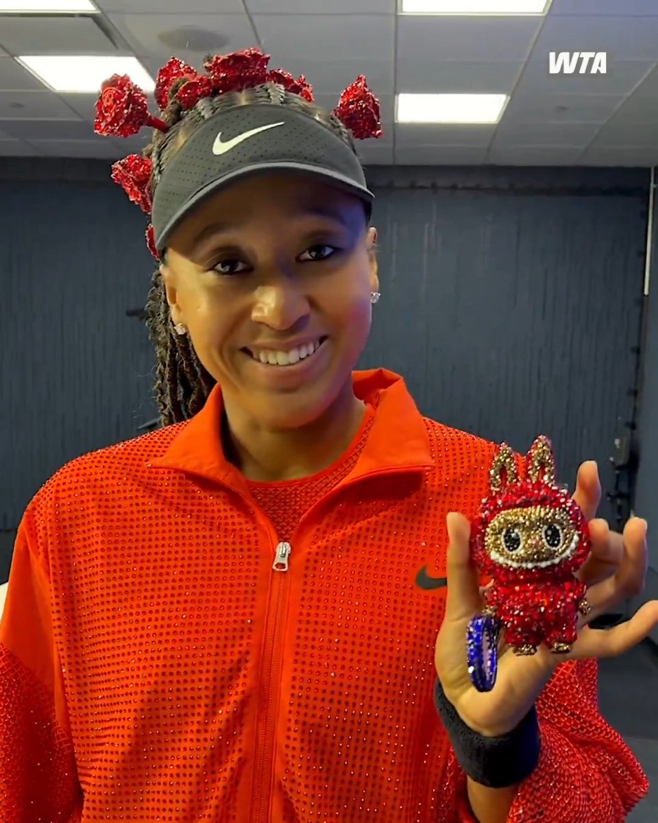 We are seeing red & loving it 🌹 Naomi takes us through her fabulous ‘New York sparkles’ Nike outfit and of course introduced us to Miss Billie Jean Bling! NaomiOsaka大坂なおみ | #USOpen