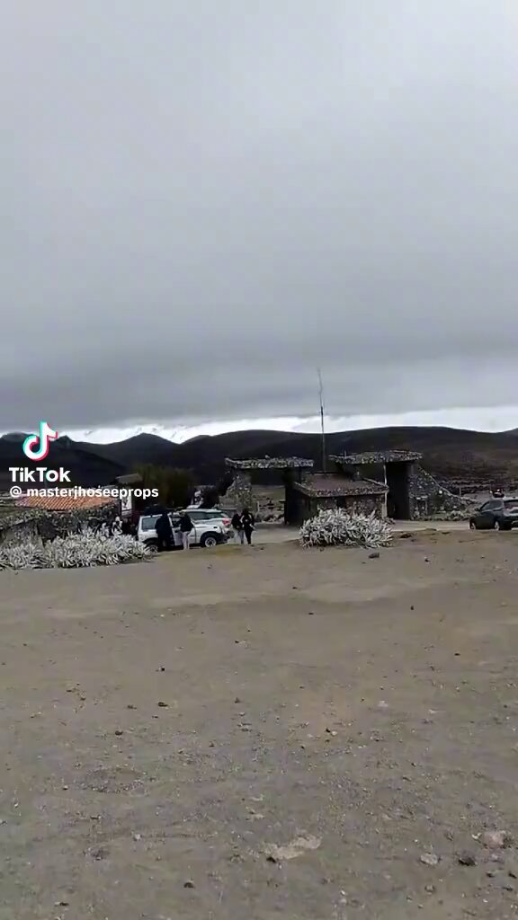 Vacunas en el Chimborazo. Siguen las quejas de turistas por el cobro de $45 para poder subir al nevado Chimborazo, algo que no está regulado ni aprobado. Funcionarios del ministerio de Ambiente y comuneros son los involucrados.