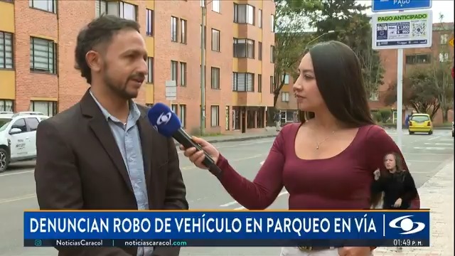 En Bogotá le robaron el carro a un hombre que había utilizado el servicio de parqueo en vía. La víctima está reclamando una respuesta de la Alcaldía de Bogotá. Más en