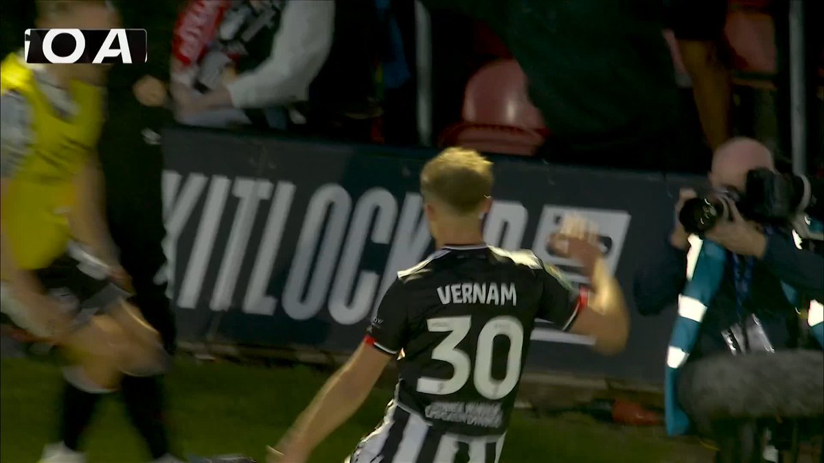 "WHAT A MOMENT I'VE JUST WITNESSED!" Charles Vernam gives Grimsby Town the lead against Manchester United ⚡️