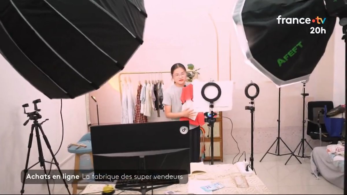 🇨🇳🤳 En Chine, le téléachat nouvelle génération Des milliers d’influenceurs proposent et vendent des produits sur les réseaux sociaux en s’adressant en direct à leur communauté. #JT20h