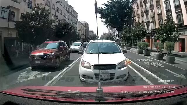 ¡Lo chocó y después lo noqueó! #SiLoReconocesDeúncialo, ocurrió en calles de la Zona Centro de la CdMx. #Video 🎥👇🏽