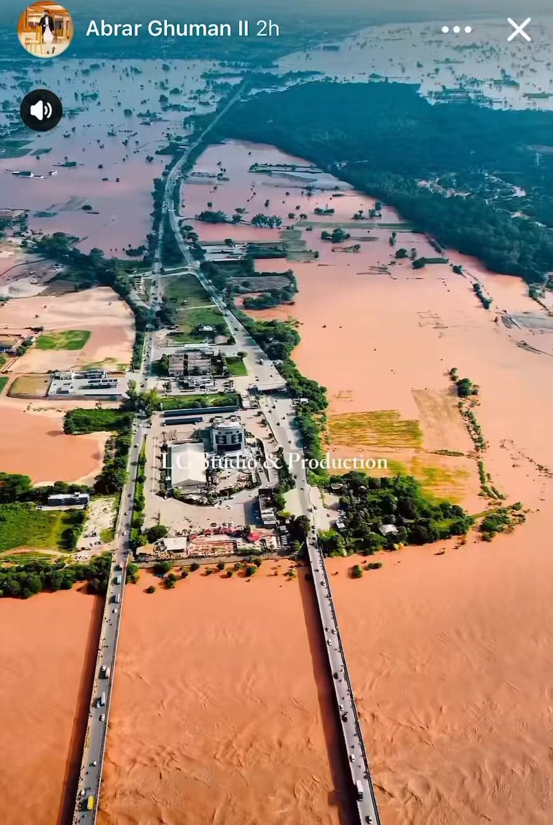 My beautiful Gujrat is drowning 💔 This is from the Chenab River flowing between Wazirabad and Gujrat.