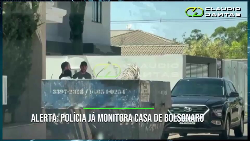 🚨 Policiais à paisana se postam na porta da casa de Jair Bolsonaro.