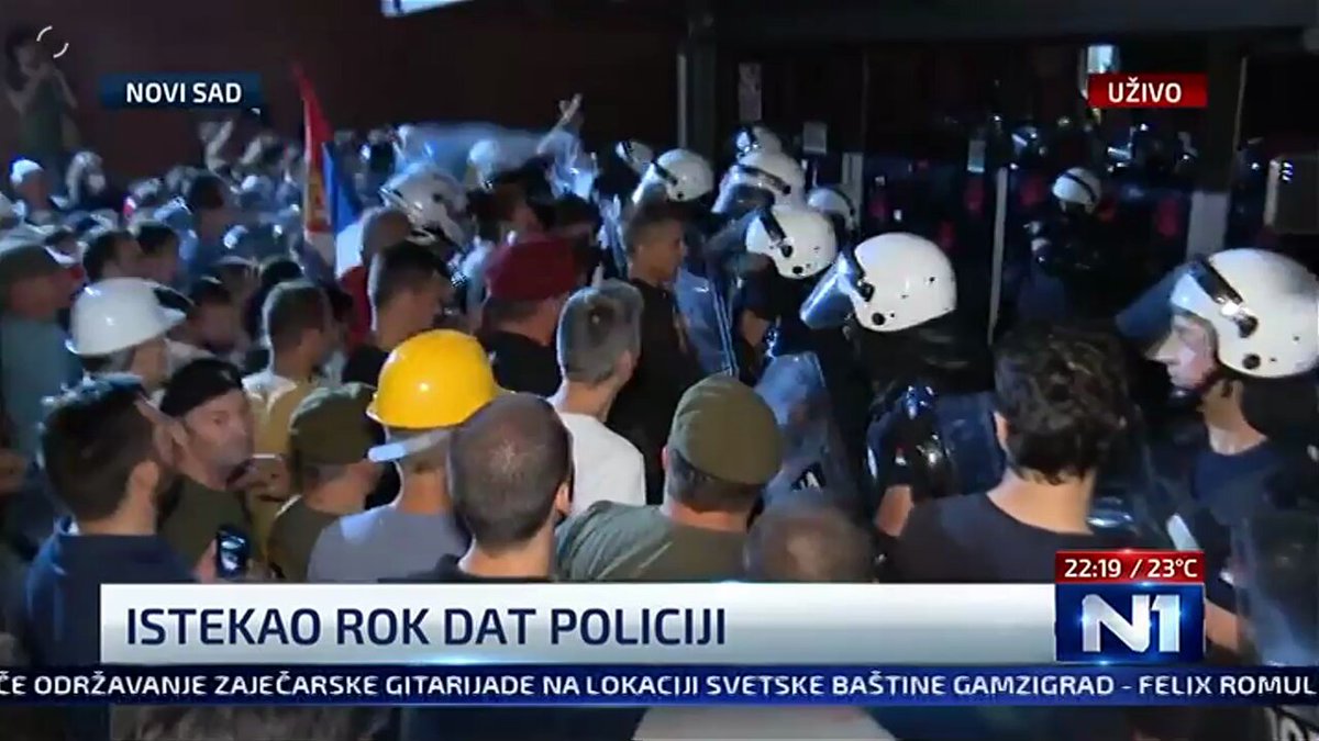 Žandarmerija je poprskala biber sprejom ljude okupljene ispred Filozofskog fakulteta u Novom Sadu i izazvala napad građana na njih: