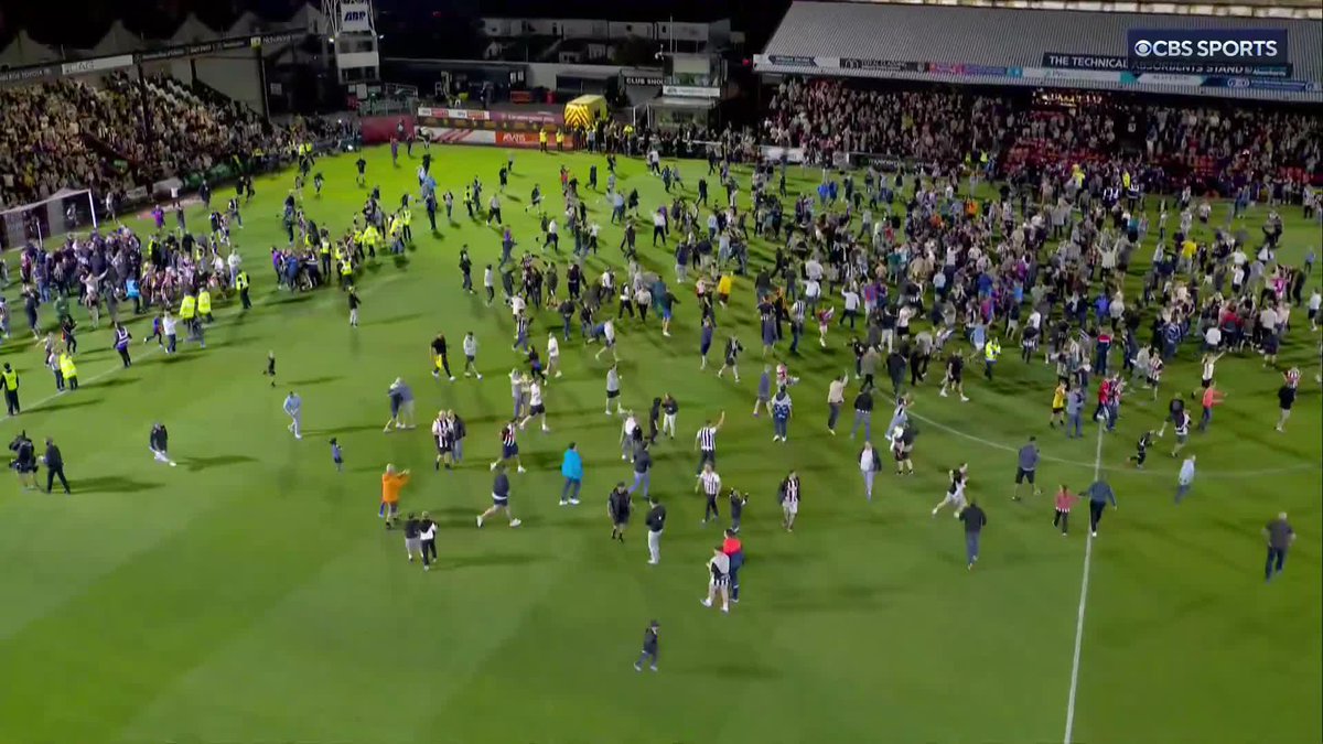 THE SCENES FROM THE PITCH AFTER GRIMSBY TOWN ELIMINATED MAN UTD FROM THE CARABAO CUP 😱 (via CBS Sports Golazo ⚽️)