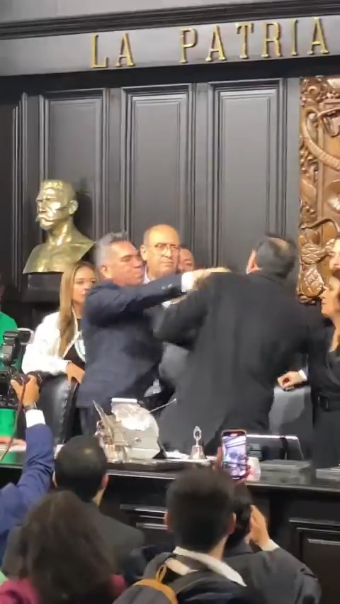 Cuando no hay argumentos y no hay razón, se recurre a la traición y a la violencia. Además de #TraidoresALaPatria, #Porros. Mi solidaridad con el Presidente de la Mesa Directiva del Senado de la República Fernández Noroña, las compañeras Diputadas Dolores Padierna, Lilia Aguilar Gil y a los compañeros que resultaron golpeados. Senadores Morena