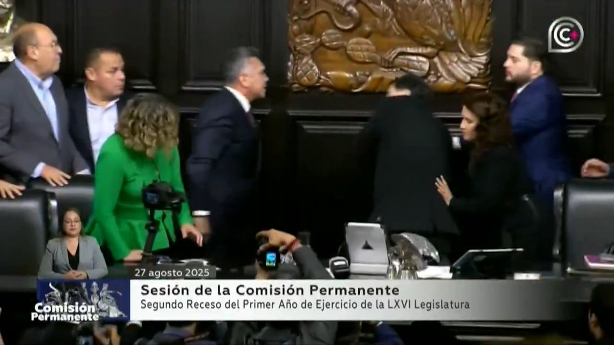 Los legisladores integrantes de la Comisión Permanente entonaban el Himno Nacional de la última sesión, cuando con el senador y presidente nacional del PRI, Alejandro Moreno, subió a la Mesa Directiva y la emprendió contra el presidente de la Permanente, Gerardo Fernández Noroña. Aquí las imágenes de los hechos.