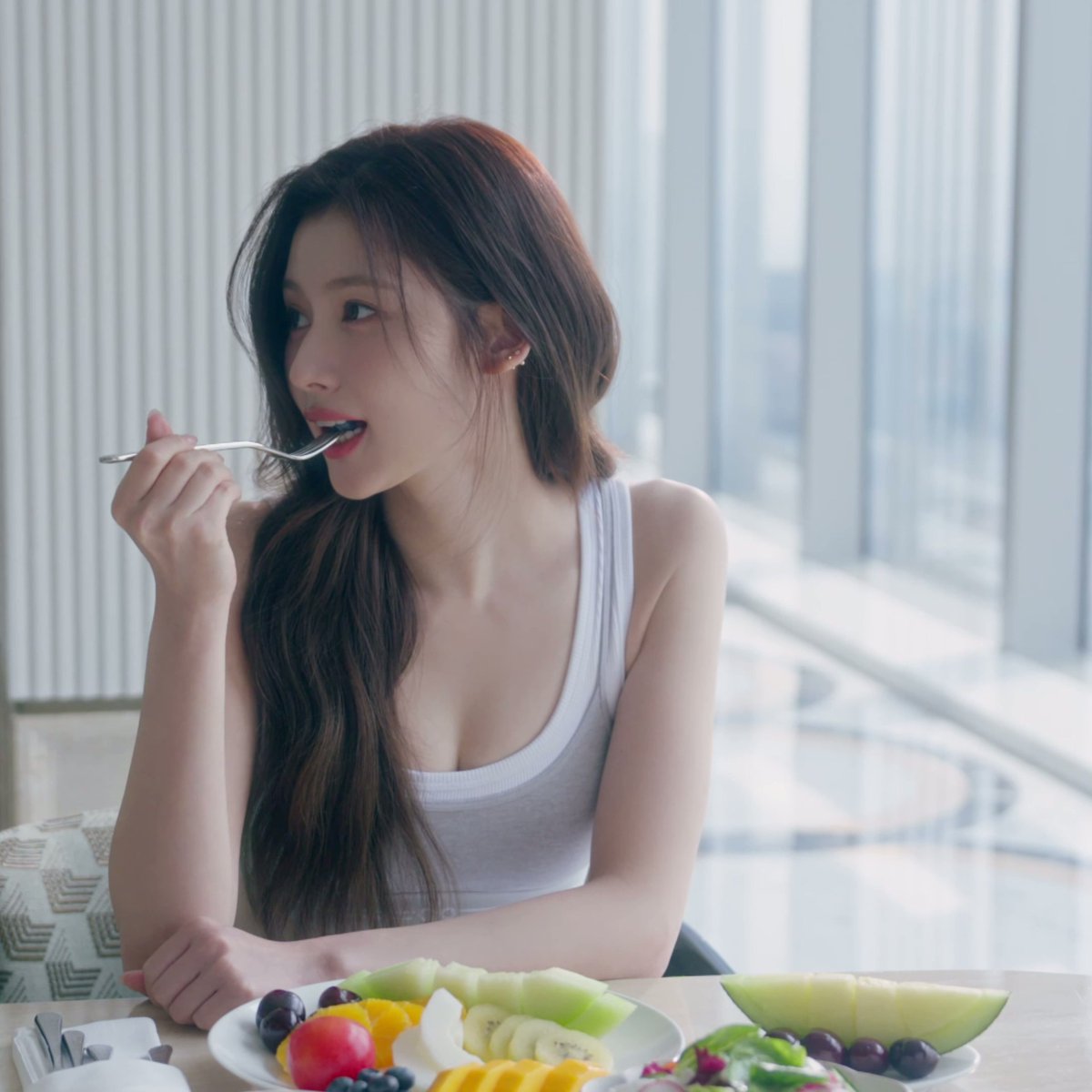알로(Alo) 엠버서더 사나의 new 광고 좋다 운동하고 책 읽고 힐링하는 사나.. 아름다워 너무 좋은 느낌을 준다😊 full: