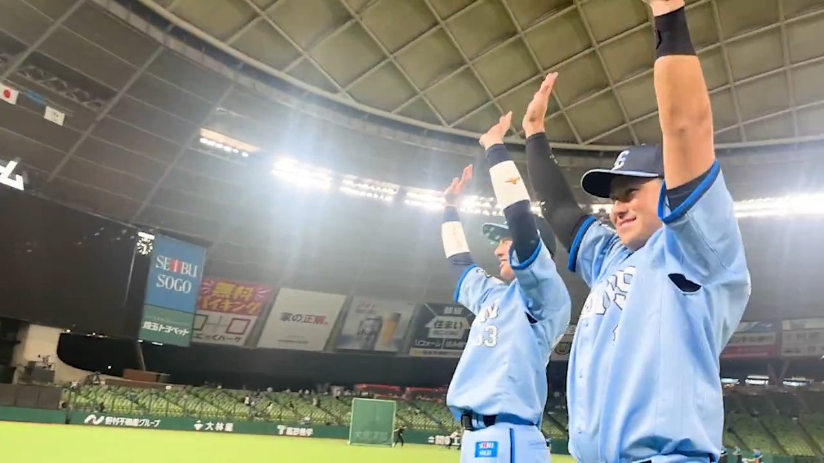 昨日の試合でヒーローになった #長谷川信哉 選手と #渡部聖弥 選手。 試合後にスタンドに残ってくださったファンの皆さんへ、挨拶に行きました! 最後まで熱いご声援ありがとうございました! #埼玉西武ライオンズ #seibulions #ALLONE #圧倒的至近距離 #ライオンズサマーブルー