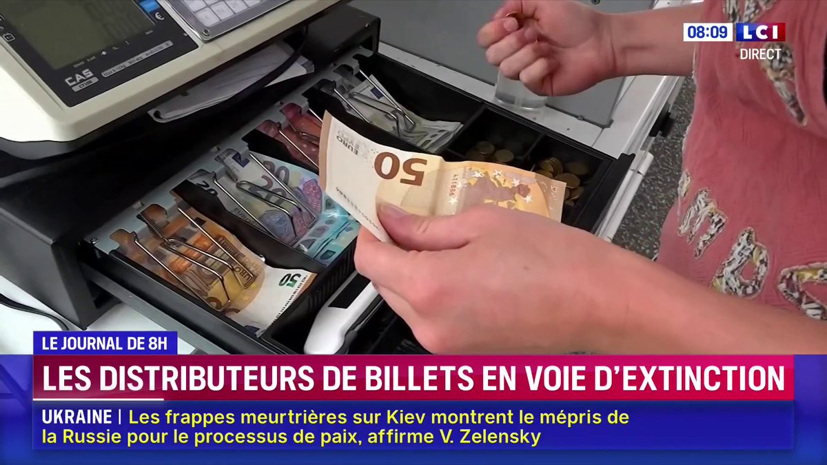 🔴 Il y a de moins en moins de distributeurs de billets. En un an, on compte 1500 suppressions d'automates. ▶️ Dans le village de Chalmazel, dans les Monts du Forez (Loire), le dernier distributeur de billets va disparaître à la fin du mois.