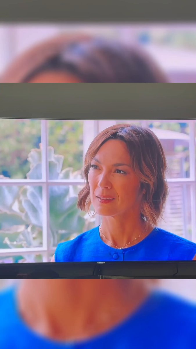 Who the hell is laughing? That didn’t come from Emily Chang? Her body doesn’t move? Did they dub on an extra laugh to make Meghan seem more funny? WHAT??? Perhaps she has a ventriloquist hobby on the side, because that laugh didn’t look or sound like it came from her 😂