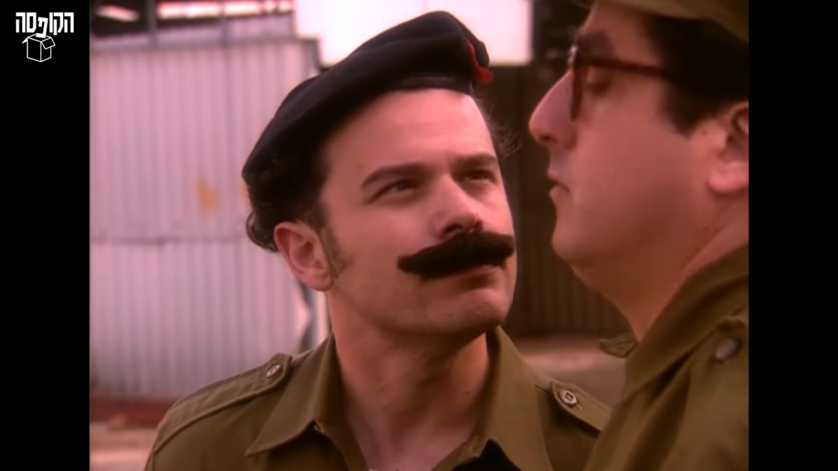 "החיים הם מה שמתרחש שעה שאתה מתכנן תכניות אחרות" 💔 אף אחד לא יכול היה לגלם את הרס"ר במערכון הזה של "החמישייה הקאמרית" כמו רמי הויברגר ז"ל. את הטקסט הגאוני כתב מודי בר-און ז"ל, שניהם בטח כותבים עכשיו איזה מערכון חדש יחד... 😢 יהי זכרם ברוך 🙏 החמישיה הקאמרית