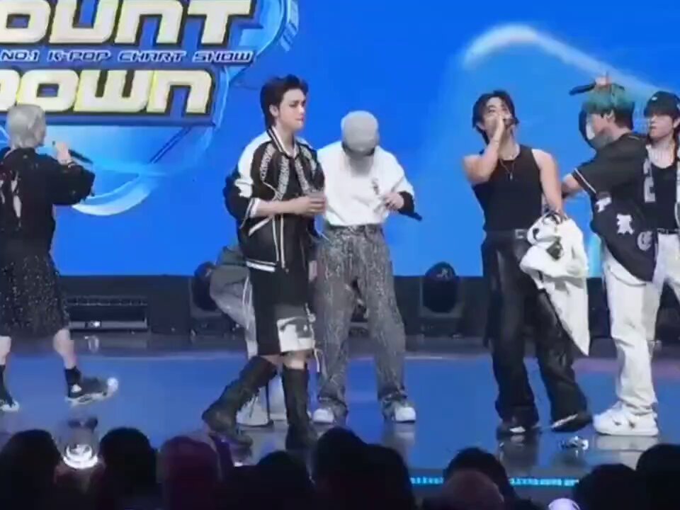 MINBIN CARRYING JEONGIN FOR THEIR ENCORE STAGE 😭😭