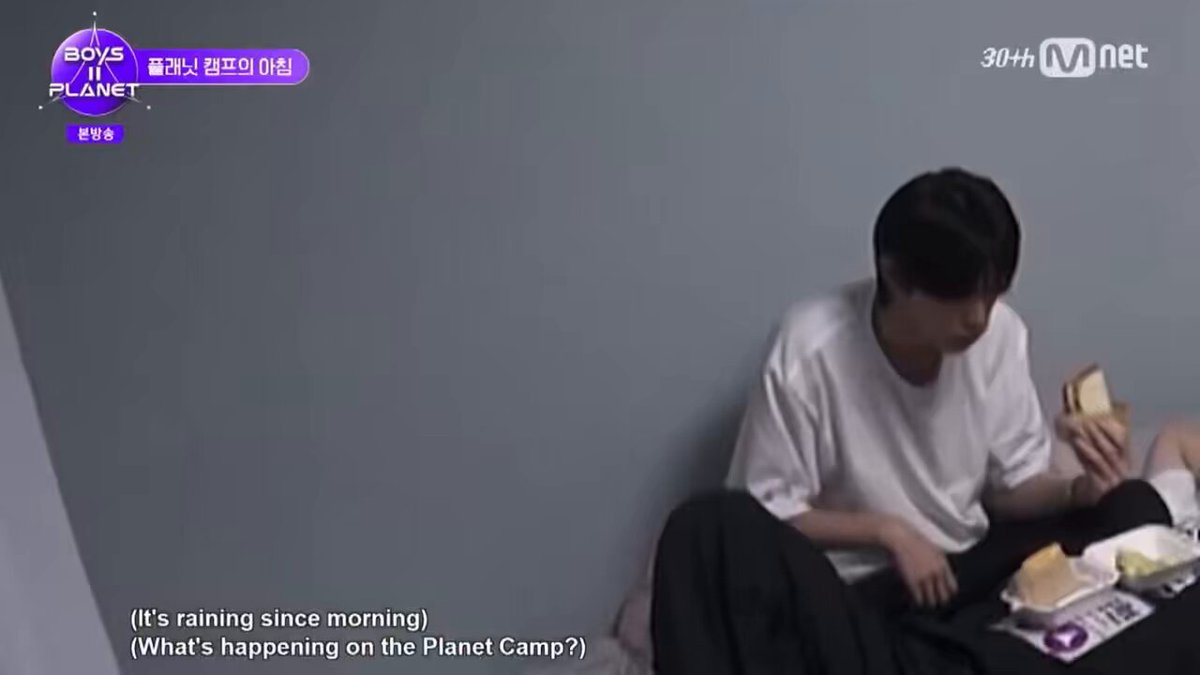 liyu eating breakfast while using sanghyeon as a table?? 😭😭😭