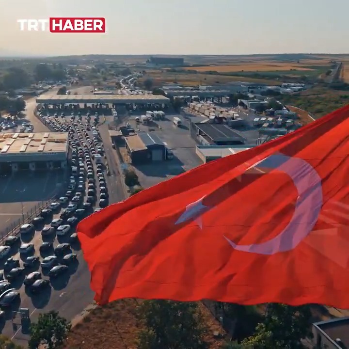 Gurbetçilerin dönüş yolculuğu başladı. Kapıkule’de sevinçle karşılanan Avrupalı Türkler için artık veda vakti… 🇹🇷Her birinin hikayesi farklı da olsa hayalleri hep aynı: Bir gün vatana tamamen dönebilmek. 'Memlekete Veda' hafta içi her gün saat 12.45’te TRT Türk’te.