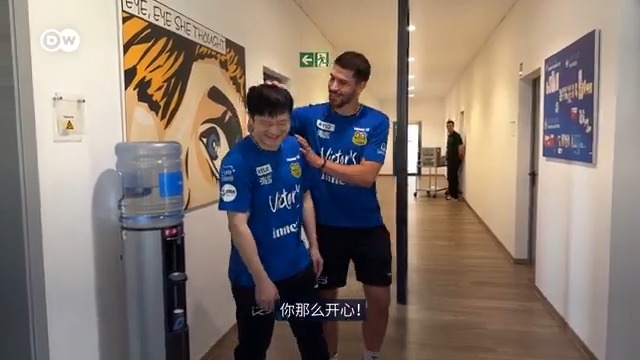 【樊振东亮相德国“新东家” 首秀德语“Guten Tag”】 新加盟德甲萨尔布吕肯俱乐部的中国著名乒乓球运动员樊振东，首次以球员身份公开亮相。本周日（31日），樊振东首秀将对阵贝格诺伊施塔特。目前萨尔布吕肯的主场门票已经销售一空。其中多数球票被中国球迷抢购。