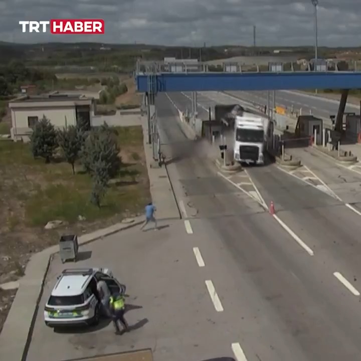 İstanbul Çekmeköy'de seyir halindeki bir tır önce gişelere ardından da jandarma aracına çarptı. Kazada yaralanan 5 kişinin sağlık durumu iyi.