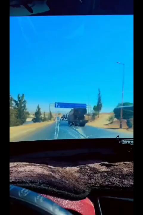 📍Suriye ordusu, Türkiye’den sipariş ettiği zırhlı araçlar kapsamında ASFAT üretimi 6x6 zırhlı personel taşıyıcılarının yeni bir partisini teslim aldı.
