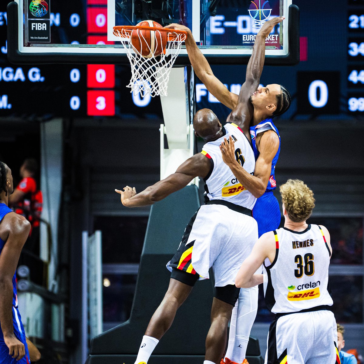 OH MY ZACCHARIE RISACHER! One-handed POSTER SLAM in EuroBasket 💥