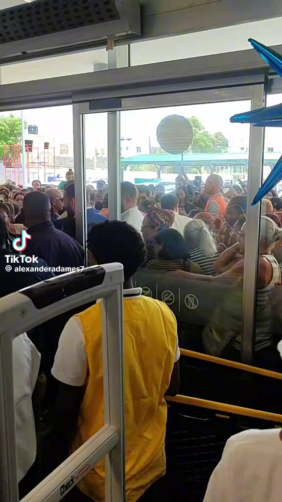 La gente de Los Frailes, Los Mameyes, La Caleta y zonas aledañas que se dieron cita a la apertura de Tiendas La Sirena.