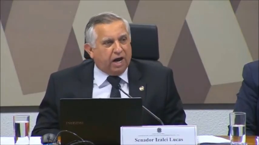 Com coragem, Dep. Alencar Santana questiona o senador Izalci PL/DF sobre sua defesa do fim do recadastramento no INSS que, segundo especialista, facilitou a corrupção no órgão. Alencar também denunciou que o senador e Bolsonaro sabiam do esquema e teriam prevaricado, o que é crime.