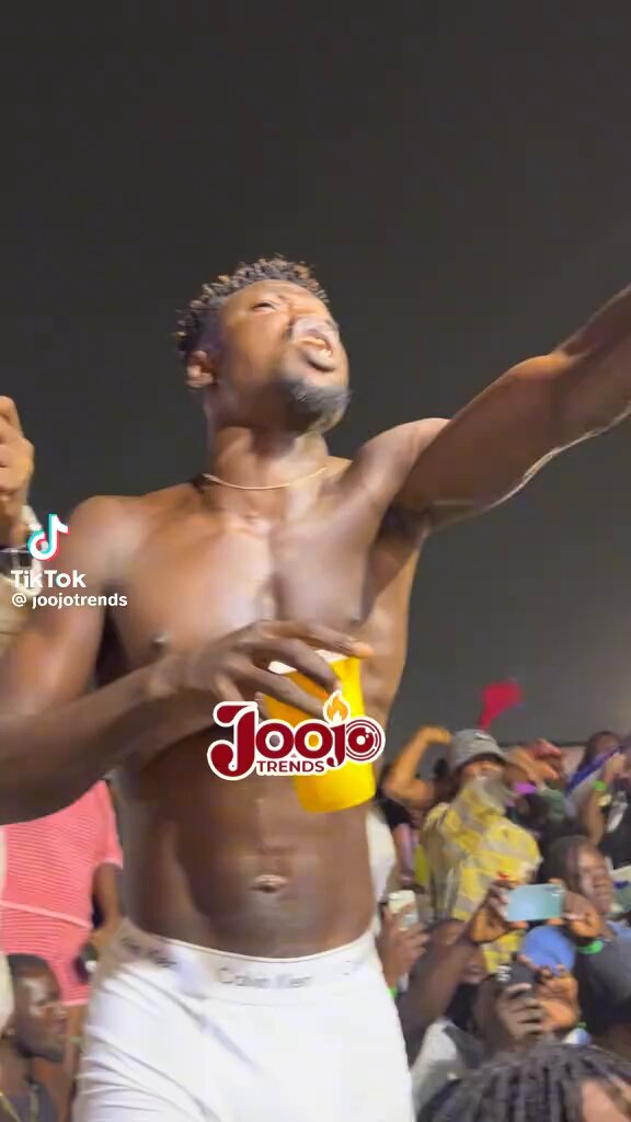 This Shatta Wale song is also pulling numbers - see the passion with which he’s singing 🔥🔥🔥 #Iangtjty !!