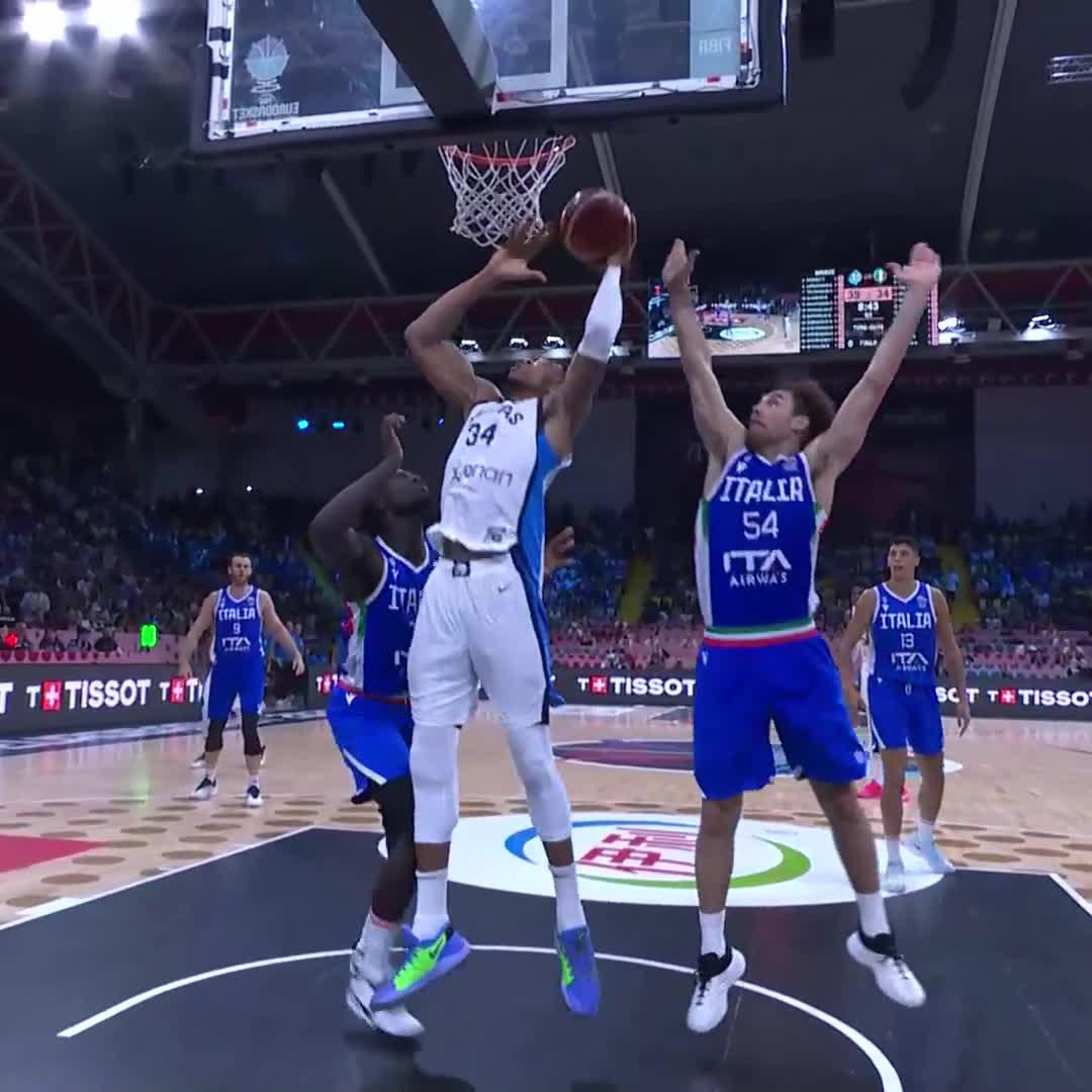 Kostas on one end, Giannis on the other. 🤤 #EuroBasket | #MakeYourMark
