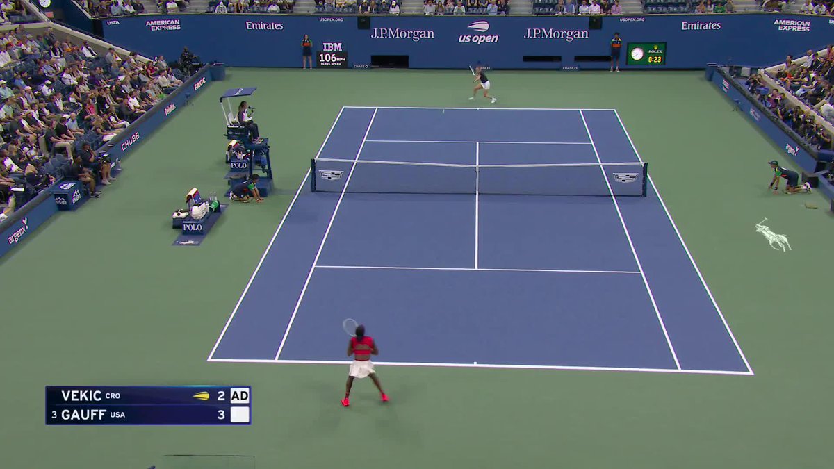 Coco outlasts Vekic in a crucial rally and gets a break in the first set!