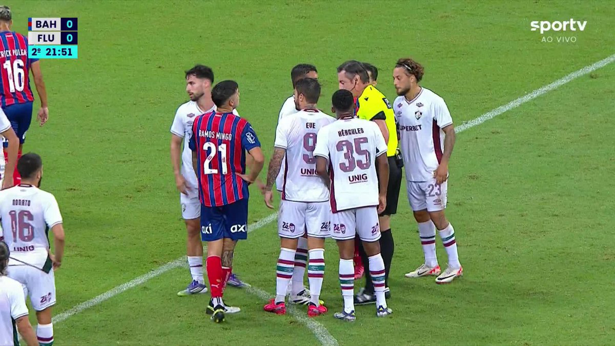 Jogadores do Fluminense pediram pênalti neste lance do jogo contra o Bahia, pela Copa do Brasil. Nada foi marcado, e VAR não recomendou revisão.