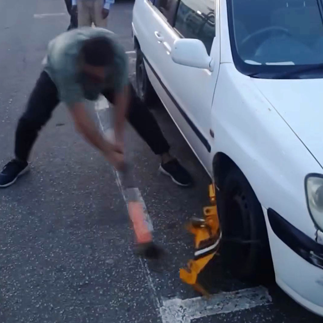🚗Hombre libera su auto y cumple otra 'profecía' de 'Los Simpsons' Este hombre decidió destrozar el bloqueador de llantas que le pusieron a su auto, sin darse cuenta que estaba llevando a la vida real una escena de 'Los Simpsons'. Más videos aquí 👇