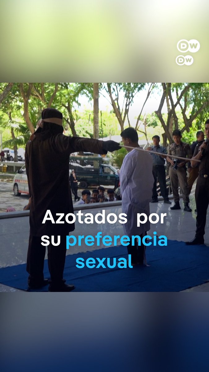 🇮🇩 | Dos hombres fueron azotados públicamente en Indonesia por mantener relaciones sexuales. La pareja fue sancionada según la aplicación de la sharía, el código legal islámico, en la provincia de Aceh.
