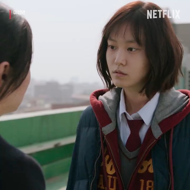 가끔 영화에서 인물들이 본인 감정 표출하기 위해서 이렇게 극단적으로 행동할 때, 저 행동이 존나 이해 안 되는 동시에 존나 절절하게 공감이 가서 그 순간 카타르시스 느낌 진심으로