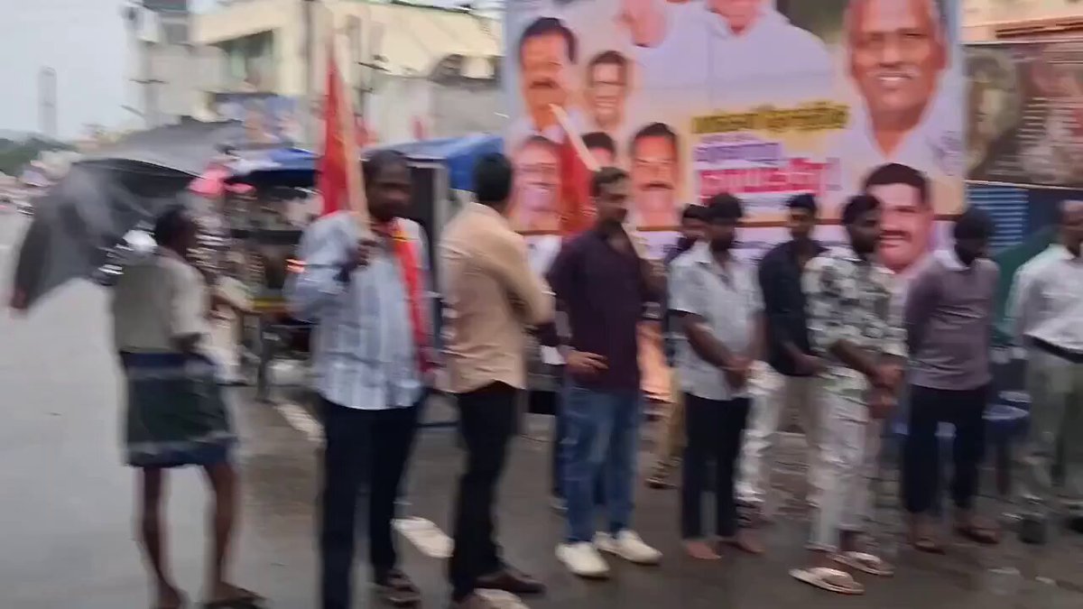 வரலாறு காணாத கூட்டத்தில் நாய் டம்ளர் கட்சியினர் 😂😂😂😂 செந்தமிழன் சீமான் Duraimurugan plip plip 2.0 இந்த கூட்டத்தை வச்சு நீங்க CM இல்லை அமெரிக்கா அதிபராவே ஆகலாம் 😂😂😂 #அரசியல்கோமாளிசைமன் #நாம்கூமுட்டைகட்சி