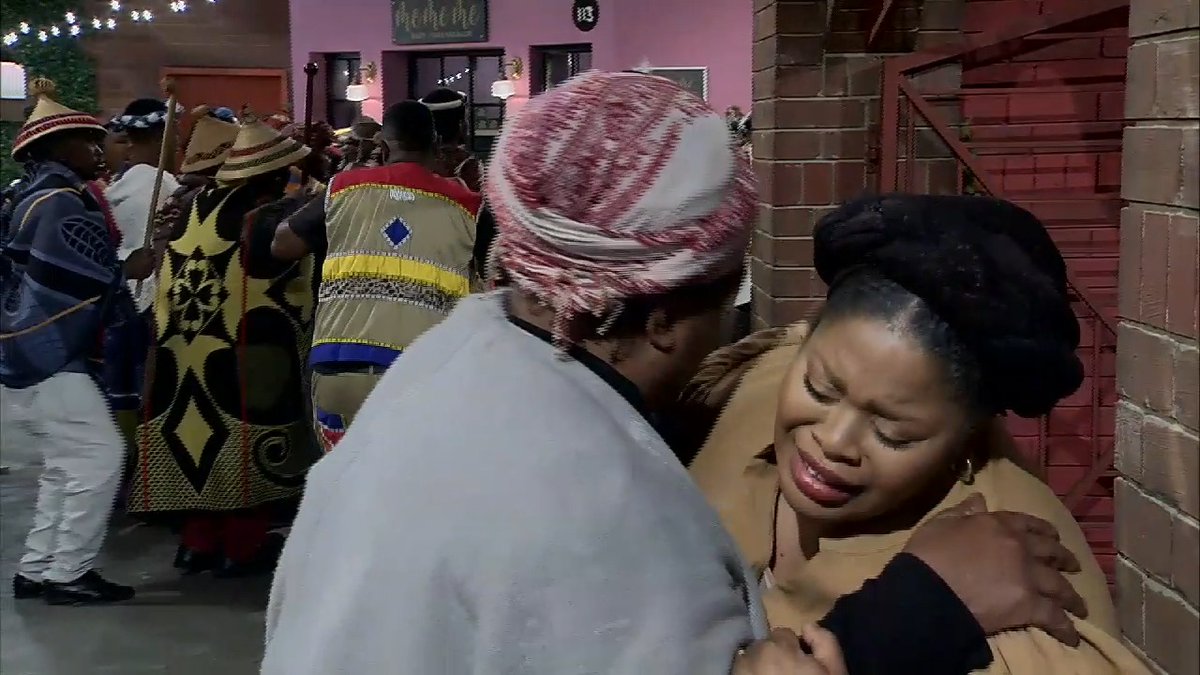 Yoh, mare Dintle is cold tlhe!😢 How can she pull off that smug smile at MaDlomo?? Bathi umuzi owakhiwe ngezinyembezi zomfazi omunye awumi. 😩 #etvScandal