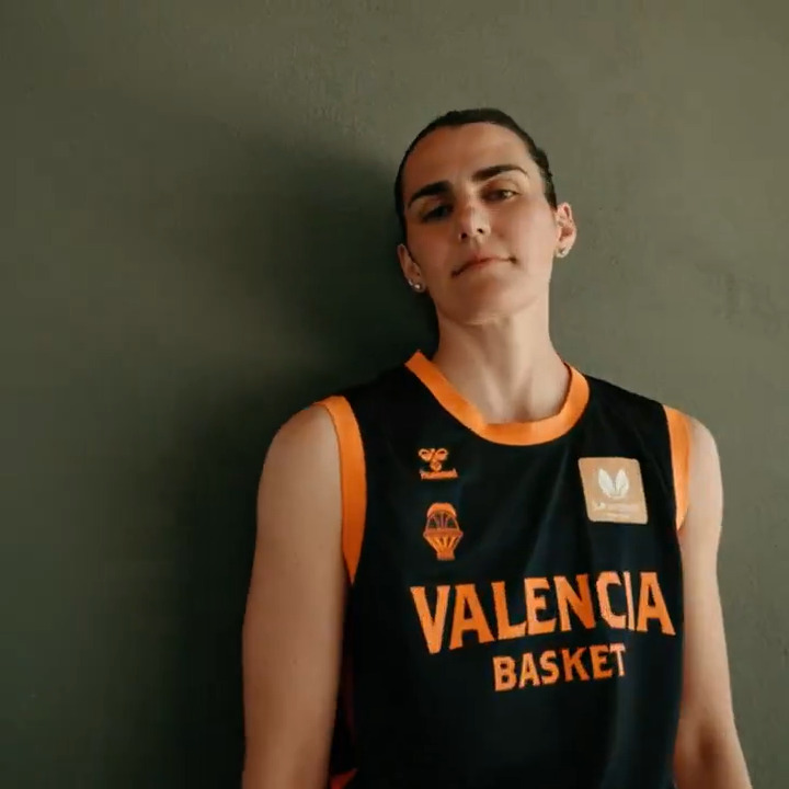 🖤🧡 2𝙖 𝙀𝙌𝙐𝙄𝙋𝘼𝘾𝙄𝙊́ Cas 👉 Roig Arena, en la segunda piel gracias a hummel ES-PT Val 👉 Roig Arena, en la segona pell gràcies a hummel Eng 👉 🛒 Desde ya, disponible en nuestra tienda