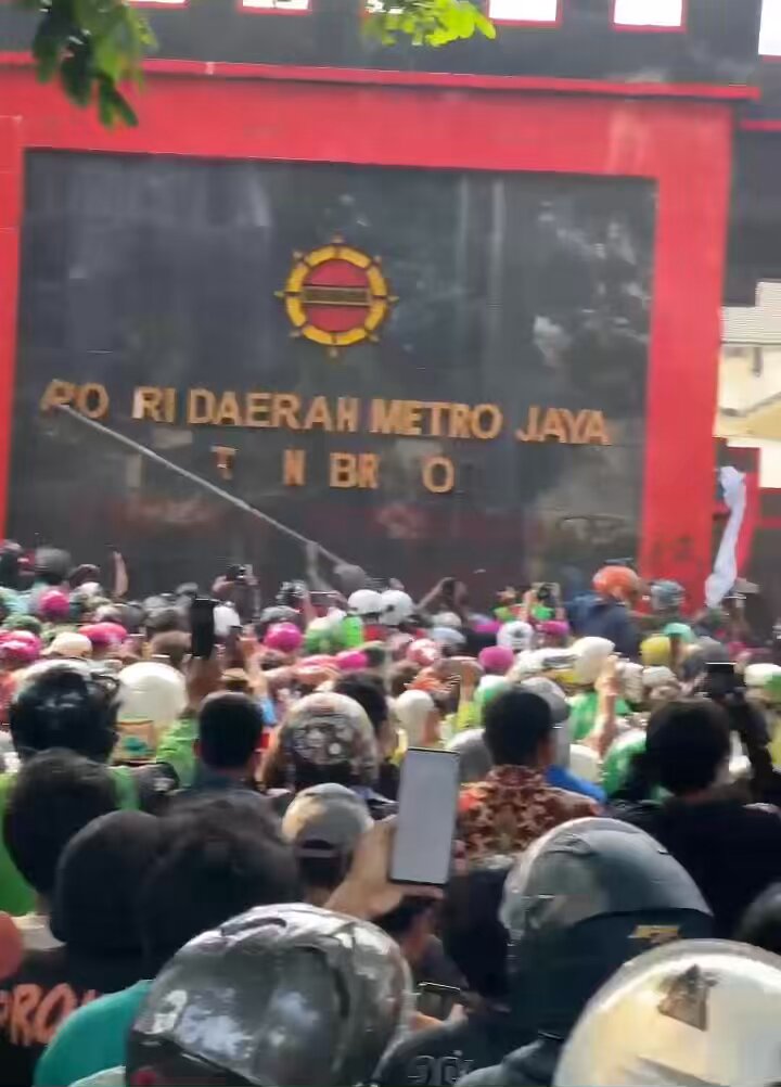 Massa marah di markas Brimob, Kwitang, Jakarta Pusat, 14.50 WIB. by Ekspedisi Indonesia Baru